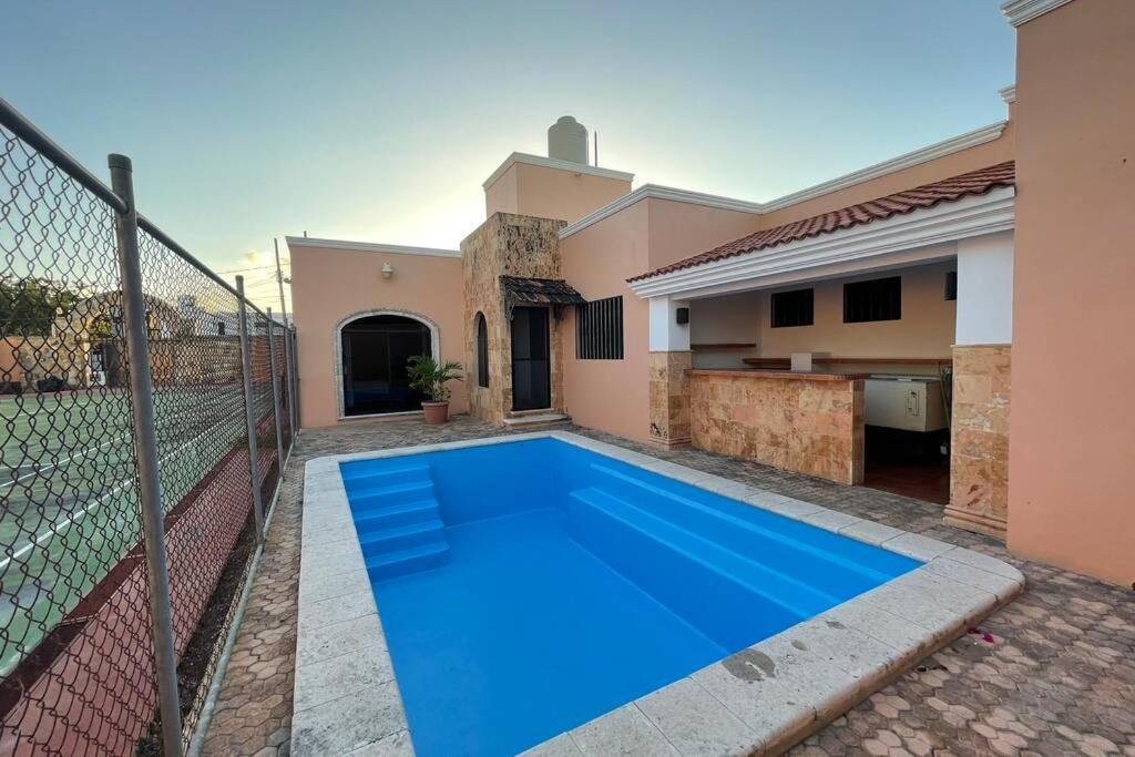 CASA CLUB CON CANCHA DE TENIS, ALBERCA Y BAR. MERIDA (Mexico) | BOOKED